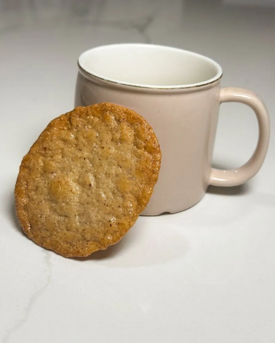 Galleta Nutsis recargada en una taza de café